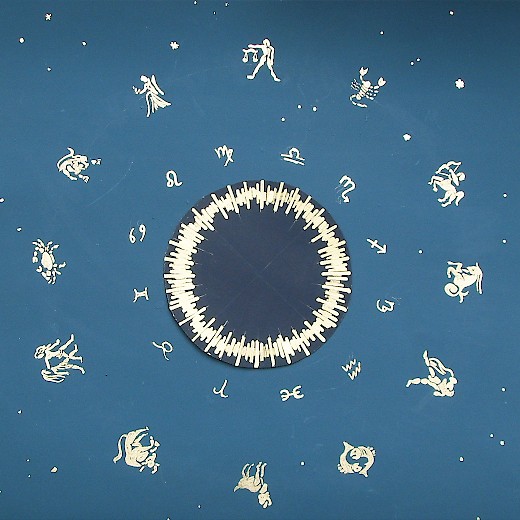 Handgemalter Entwurf: Die 12 Sternzeichen und deren Symbole kreisen um ein sinnbildliches Zentrum