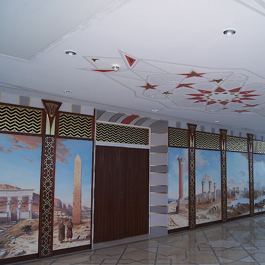 Im Konferenzsaal erstreckt sich ein 10m langes Panorama-Gemälde des klassischen Ägyptens über die gesamte Breite des Gebäudes (Malerin Karoline Müller) unterbrochen von Schäften mit arabischen Goldornamenten