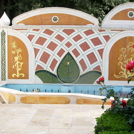 Aus diesen edlen Materialien besteht die von mir entworfene Brunnenanlage im Garten: Travertin, Marmor, Bisazza-Mosaik und Gold