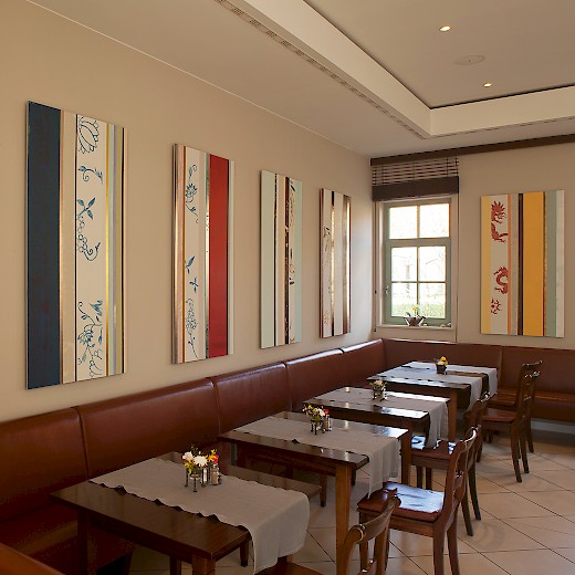 Die Bilder zitieren berühmte Meissner Porzellan – Muster. Links: Zwiebelmuster, rechts neben dem Fenster: Ming Drache rot...