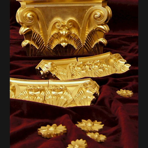 Diese geschnitzten Kapitelle in Rotgold 23 Karat verzierten alsbald eine Dining Lobby