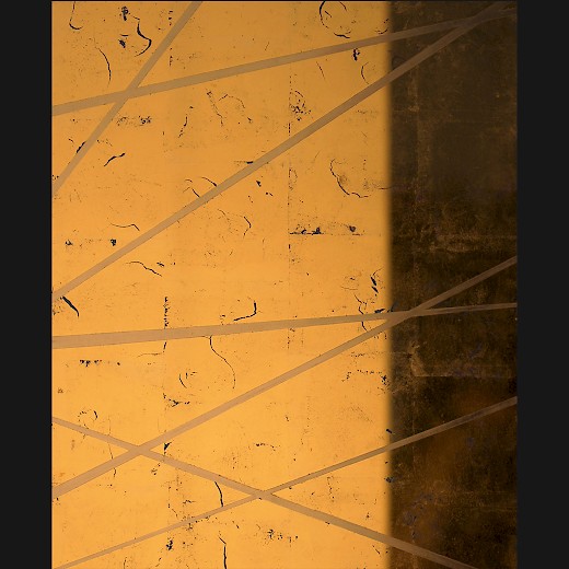 Diese Hinterglasvergoldung in Rotgold 23 Karat mit Linien in Platingold ist Ausschnitt einer Wandverkleidung. Durch die bewusst gestalteten Risse wirkt sie antik. Spannend sind hier die zusätzlichen Licht- und Spiegelreflexe.