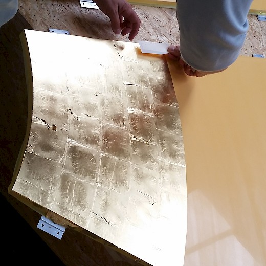 Hier vergolde ich eines der Deckenelemente im Atelier