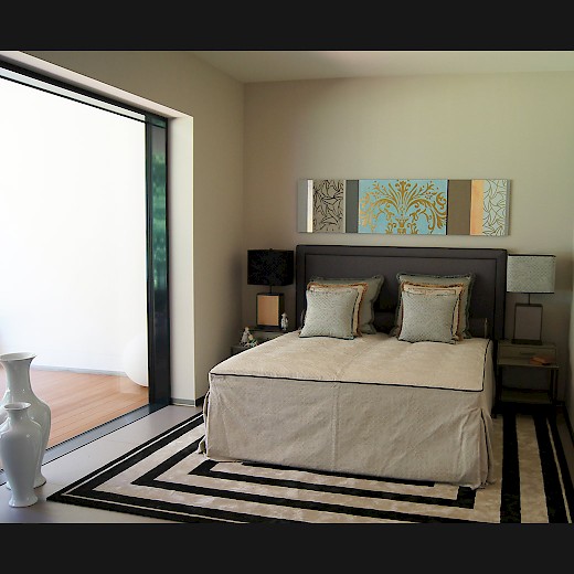 Mein Gold-Wandbild über dem Bett und den Leuchten der „MEISSEN HOME COLLECTION“. Links sehen Sie Meissner Porzellanvasen...