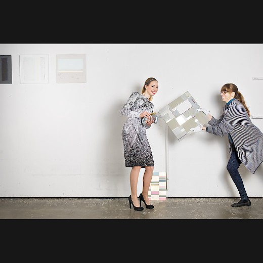 Modell Jascha im „Eistropfen-Kleid“ und Anne Schulze streiten um ein Goldmuster