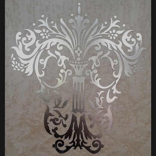 Hier entwarf ich ein Barock-Ornament aus Platinmetall Weiß auf Vogelaugenahorn