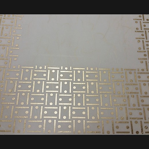 Ich gestaltete den Rahmen durch... ein modernes geometrisches Muster in Rosenobeldoppelgold mit Platin auf naturweißem Madocapapier...
